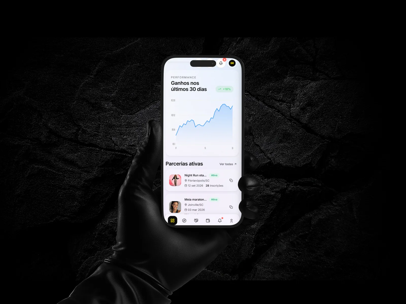 Mão segurando celular com o painel Movnow aberto